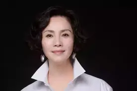 央视美女主持，34岁带娃嫁入京城名门，婆婆反对？看我的图片