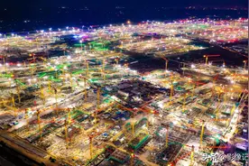 飞阅“亚洲最大塔吊群”：近千台塔吊24小时作业，夜晚点亮雄安图片