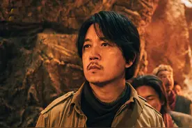 潘粤明又双叒胖了？现身《昆仑神宫》拍摄现场，身材壮实步伐潇洒图片