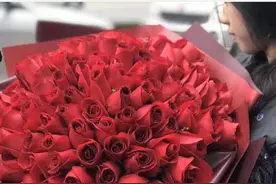 男网友520送了99朵玫瑰 女方很快与其发展成恋人关系 投资50万却发现掉进男网友的“杀猪盘”图片