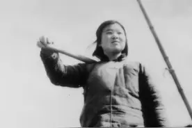 毛主席请14岁小姑娘参加开国大典，遭到拒绝，毛主席：我得见见她图片