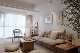 装修不是越豪华越好，学她全屋大白墙，搭配地台沙发，太漂亮了图片