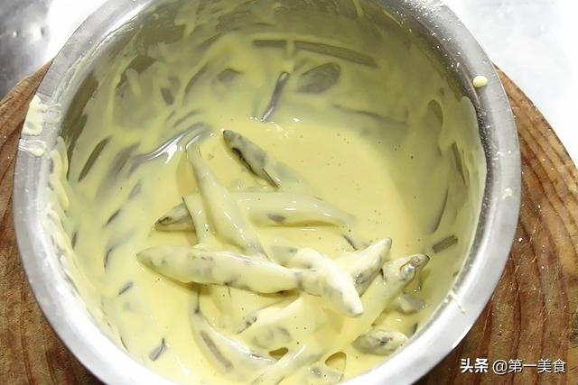 炸小鱼裹面粉还是淀粉？记住正确做法，金黄酥脆不扎嘴，越嚼越香