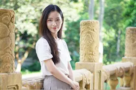 一个普通女孩唱的，雨夜钢琴，循环听了多次图片