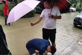 铁锹清不净，就跪在地上清理！他们在汛期撑起了“保护伞”图片