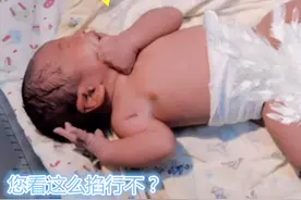新生儿怕被医生“打”，先动手把自己掐哭，网友：是个狠人图片