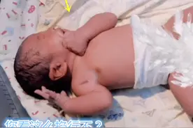 新生儿怕被医生“打”，先动手把自己掐哭，网友：是个狠人图片