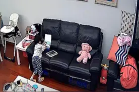 宝妈出差半个月，因太思念女儿打开监控，孩子的一个举动令她鼻酸图片