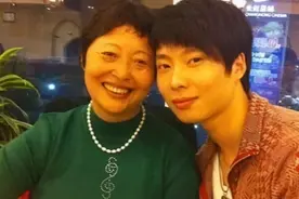 ​李成儒发妻：离婚后独自抚养儿子长大，孝顺儿子撑起她的晚年图片
