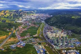 河北承德市有一个县，位于冀蒙交界处，县城建在山谷中呈条形状图片