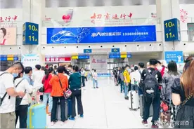 长春站自今天零时起实施新运行图图片