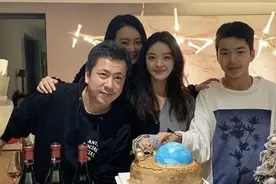 王文也晒照庆生颜值逆袭，脸变精致却不像名媛，14岁弟弟很出挑图片