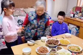 43岁刘和刚父母家好破旧！一家六口坐不下，自己豪宅却有升降梯图片