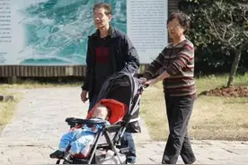 姥姥曾是带娃“主力军”，孩子的心却在奶奶那里？不能怪娃不懂事图片