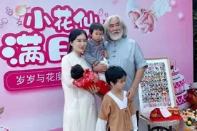 张纪中女儿满月高调设宴，一家五口罕同框，混血儿子却面露不耐烦图片