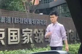 山寨版NBA球员：真假科比同框握手，詹韦同乘地铁，姚明太像了图片