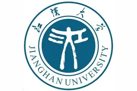 坐落在湖边的大学，校内风景美如画，这所学校的魅力究竟在哪里？图片