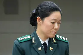 韩国情报兵的首位女准将，地方大学毕业，主管首都防卫情报图片