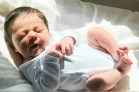 孩子总是在睡前哭一场，暗示夫妻感情有问题？别让传言坑了娃图片