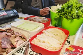 福州男子就餐超过1.5小时，被3位服务员盯着：我们要下班了图片