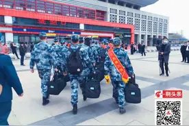 今天的荆州火车站，有点不一样图片