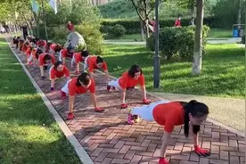 模仿动物爬行能缓解腰部不适？陕西这位大爷的做法，是否真有用？图片