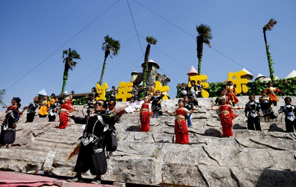 地处云南的“小矮人王国”，居民住彩色蘑菇屋，身高都不到1米3