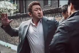 保安大哥肉搏魁梧醉汉，电梯英雄救美，美人：要不咱俩处对象吧图片