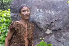 老父亲带幼子过深山原始生活，穿树皮的48岁儿子不知有女人图片