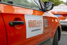 女乘客质疑网约车司机违规拼单，遭威胁后跳车！嘀嗒回应：已暂停司机接单图片