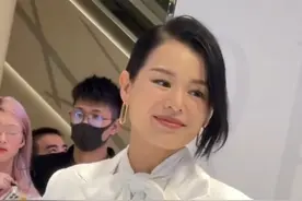 胡杏儿三胎后亮相，凹凸有致被赞更有女人味，却因发缝太宽引担忧图片