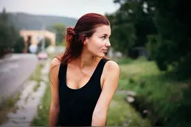女人在什么时候会主动找男人聊天？三个女人说出了大实话图片