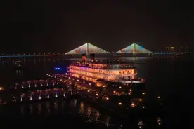 “无人机+灯光秀”点亮黄浦江畔，上海举办首个“阳台音乐会”图片