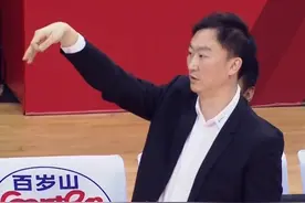 CBA罕见判罚！杨鸣急了，伸脚演示对手动作，浙江队主帅进场抗议图片