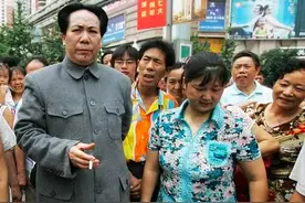 她靠扮演毛主席为生，是唯一演主席的女性，演得太像让丈夫很苦恼图片