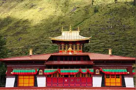 神山、寺庙和神秘的原始宗教图片