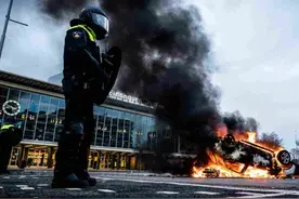 荷兰爆发40年来最严重骚乱，连新冠病毒检测站都被烧毁了图片