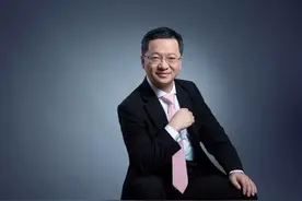 他曾是一名大学教师，"转行"在美国搞金融，晋升银行董事，成为首席投资官图片