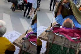 坑队友！郑州街头大妈卖力乞讨，大爷却在偷偷玩手机，被人揭穿图片