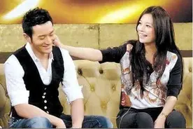 黄晓明为什么追不上赵薇？看到两人10年前的照片，突然明白了图片