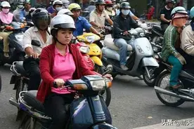 越南“摩托大军”，美女骑摩托，游客看到眼花图片