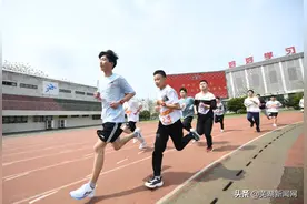 芜湖市区体育中考开考 一万余名考生考场竞技图片