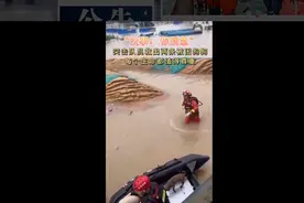 河南商丘：获救狗狗拉着消防员撒娇，像在表达感谢图片