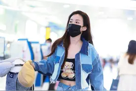 郑合惠子秋季穿搭，穿短牛仔外套配拼接牛仔裤，好时髦的机场街拍图片