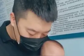 调皮宝爸带娃打预防针，出门后用手戳孩子手臂，孩子大哭模式启动图片