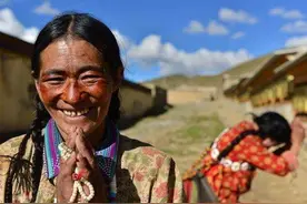 为啥西藏当地人，会对外来游客吐舌头？导游：别不当回事图片