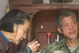 神秘村庄一直被雷劈，村民接连搬走，只留下两个老人图片