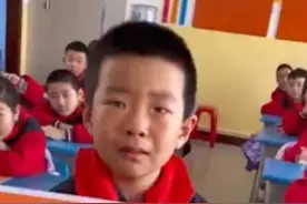 成绩平平领奖状落泪，期末考试前三没奖状；老师，请不要吝啬鼓励图片