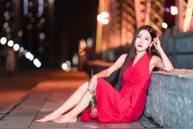 一个忧郁的女人，眼神里都能看出与他人不一样图片