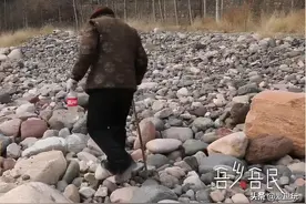 你大爷永远是你大爷，73岁大爷靠捡石头，供2个孙子读完大学图片